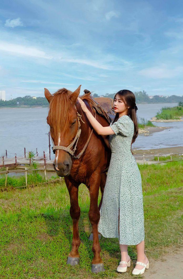 Tham gia cưỡi ngựa và chụp hình check in - Ảnh: Vy Hà Tham gia cưỡi ngựa và chụp hình check in - Ảnh: Vy Hà