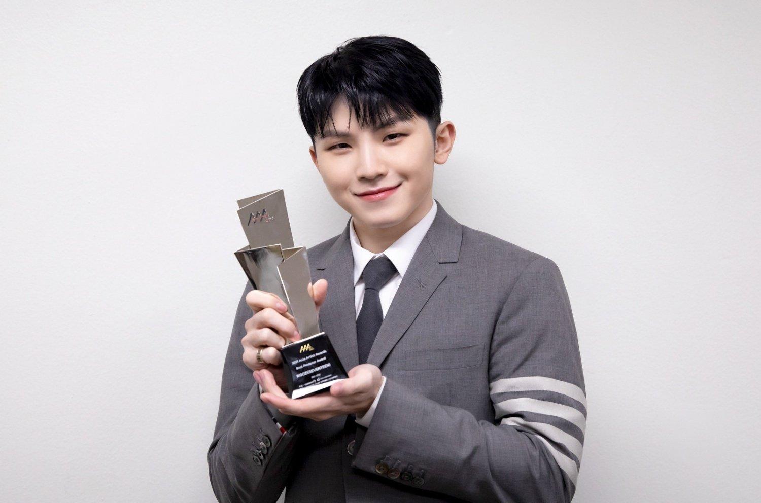 Woozi giành giải Best Producer tại lễ trao giải AAA 2021 (Nguồn: Internet)