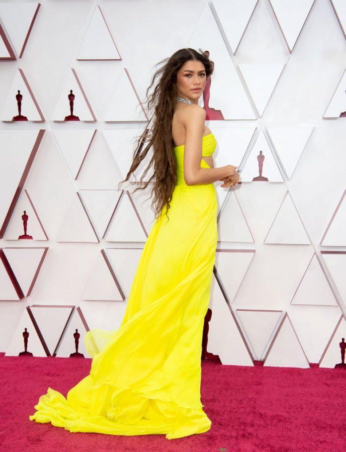 Zendaya với bộ cánh màu vàng từ thương hiệu Valentino tại Oscar 2021 (Ảnh: Internet)