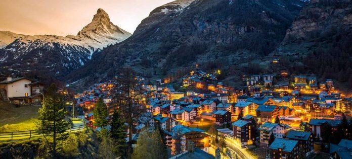 Zermatt về đêm sáng rực bởi những ánh đèn vàng (Nguồn: Internet)