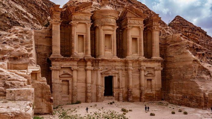 Bạn sẽ phải dành nhiều ngày tại Petra mới có thể đi hết các địa điểm ở nơi đây (Nguồn: Internet)