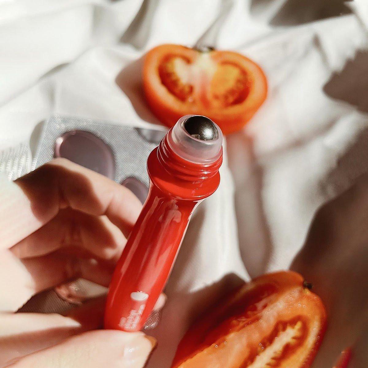 Cây lăn mắt Baby Bright Tomato & Gluta Bright Eye Roller Serum được chiết xuất từ cà chua thiên nhiên giàu dưỡng chất chống oxy hóa (Nguồn: internet)