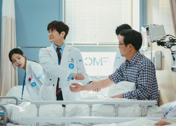 Review phim Bác Sĩ Ma: Rain và Kim Bum vừa chữa bệnh vừa tấu hài Bác sĩ Bác Sĩ Ma Bi Rain Ghost Doctor hấp dẫn Kim Bum phim Hàn Quốc phim Hàn Quốc 2022 review phim thông tin Thông tin phim trailer phim