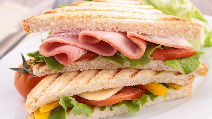 Bánh mì sandwich là ý tưởng của bá tước John Montagu. (nguồn: Internet)