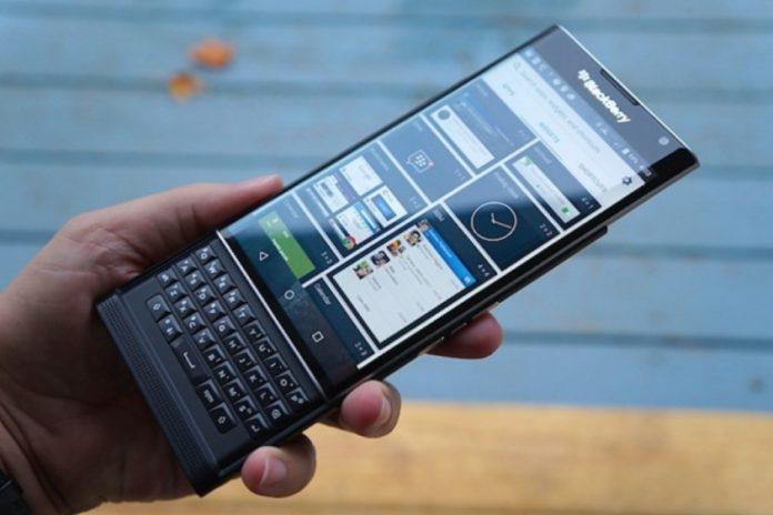 BlackBerry vẫn giữ bàn phím vật lý cổ điển (Ảnh: Internet). BlackBerry vẫn giữ bàn phím vật lý cổ điển (Ảnh: Internet).