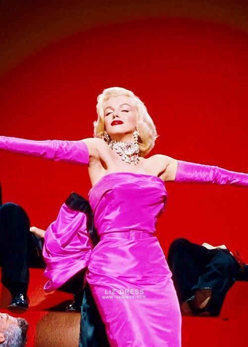 Chiếc váy hồng đẹp nhất lịch sử điện ảnh. (Nguồn: Internet)