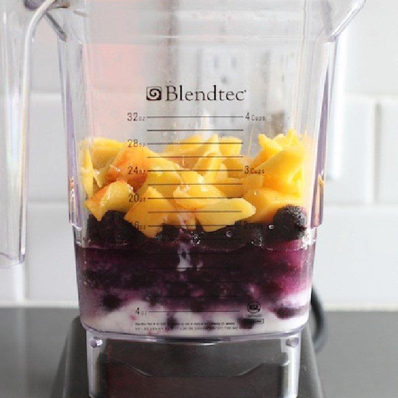 Xay nhuyễn blueberry cùng sữa chua và các trái cây khác để làm mặt nạ tại nhà (ảnh: internet)