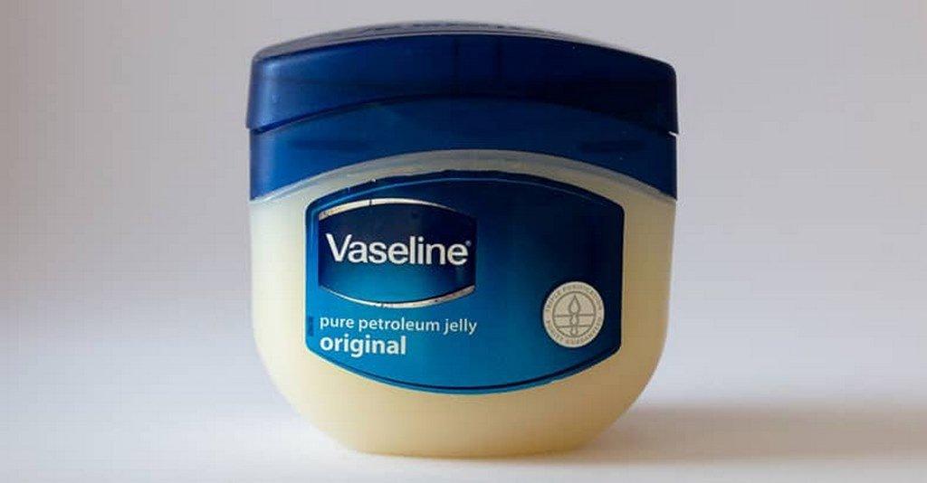 Hãy thoa vaseline khi chân mày đã bong vảy (ảnh: internet)