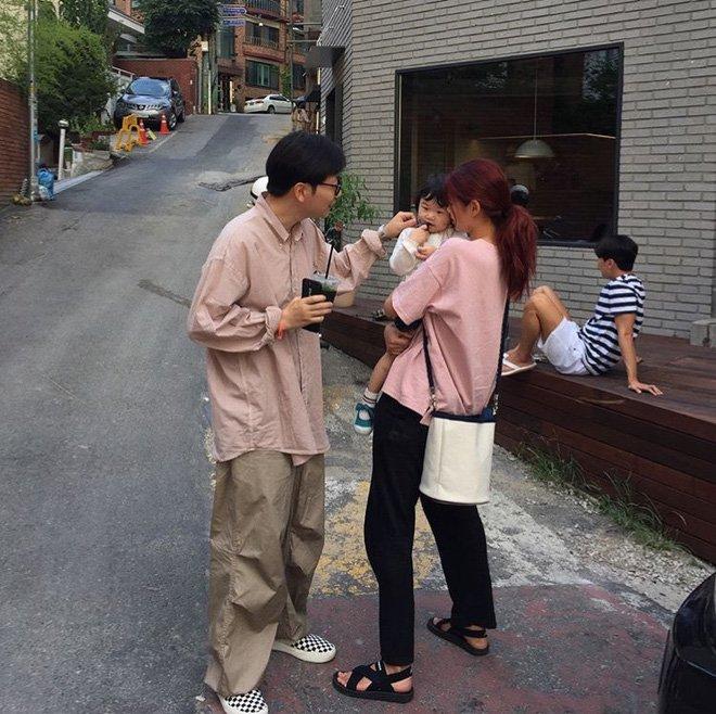 Hình ảnh Lee Dong Hwi và Jung Ho-Yeon diện đồ đôi hẹn hò bị fan bắt gặp (Nguồn: Internet)