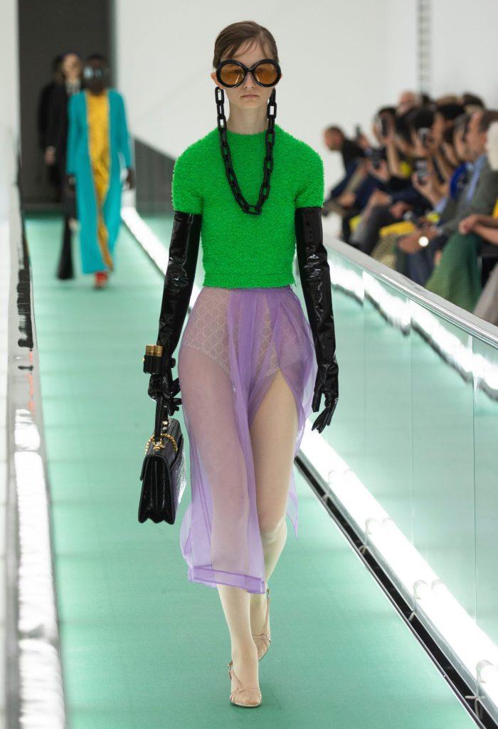 Cặp màu "tím - xanh lá" xuất hiện trong trang phục trình diễn của GUCCI - Thời trang Xuân - Hè 2020.