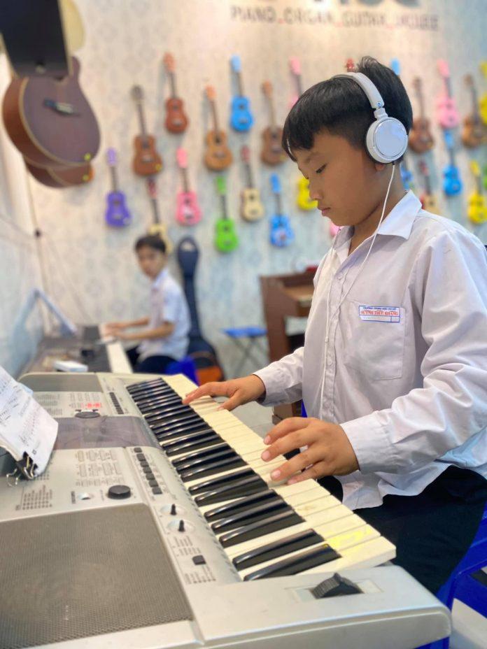 Học sinh theo học đàn Organ (Nguồn: BlogAnChoi).
