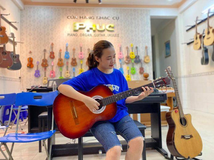 Học viên theo học Guitar (Nguồn: BlogAnChoi).
