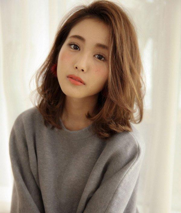 Tóc màu nâu lạnh pha ánh vàng khiến khuôn mặt sáng hơn (ảnh: internet)