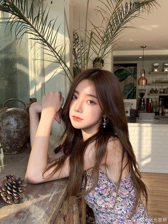 Tóc màu nâu lạnh cùng outfit đầm hoa dịu dàng (ảnh: internet)