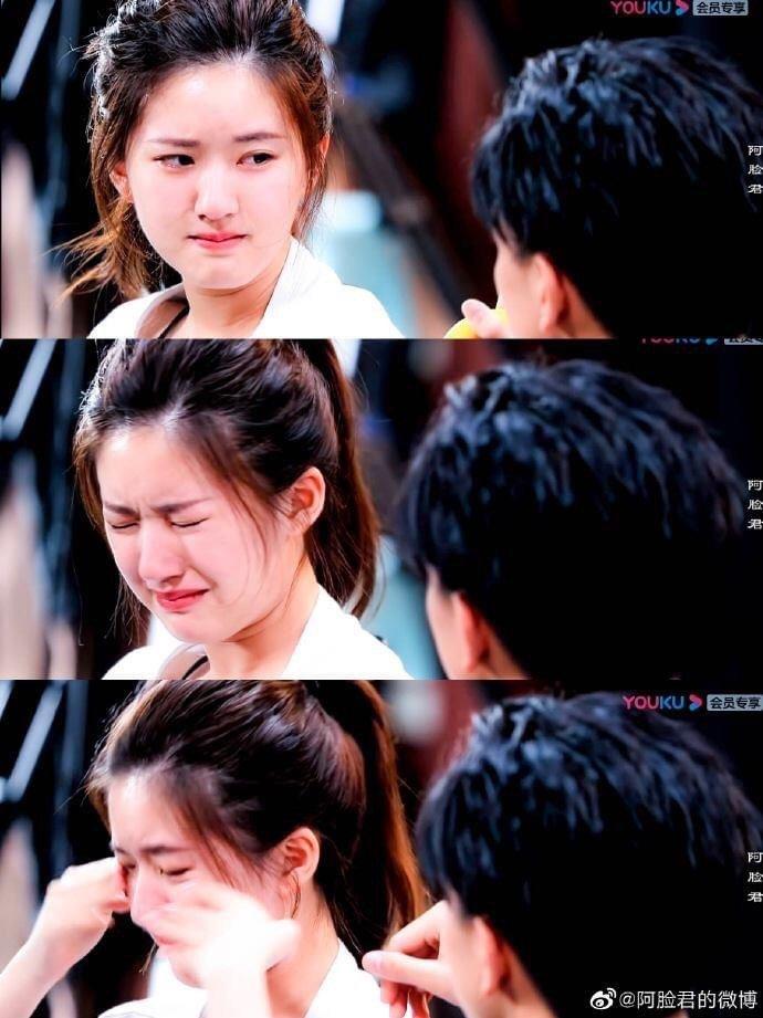 Cảnh khóc viral của Triệu Lộ Tư trong show Phái Diễn Xuất (Ảnh: Internet)