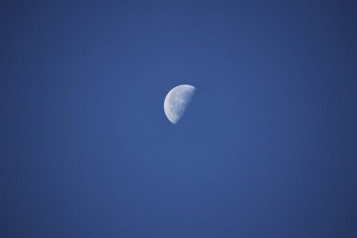 Last Quarter Moon (Nguồn: Internet)