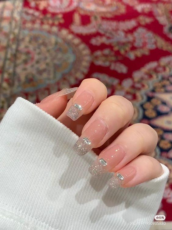 Mẫu nail lấp lánh cho cô dâu (ảnh: internet)