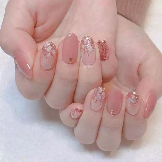 Mẫu nail Tết đính đá nhẹ nhàng (ảnh: internet)