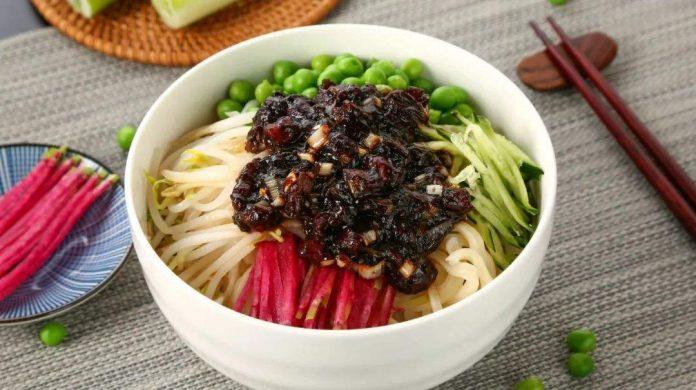 Mì tương đen Bắc Kinh có phần giống với mì tương đen Hàn Quốc. (Nguồn: Internet).