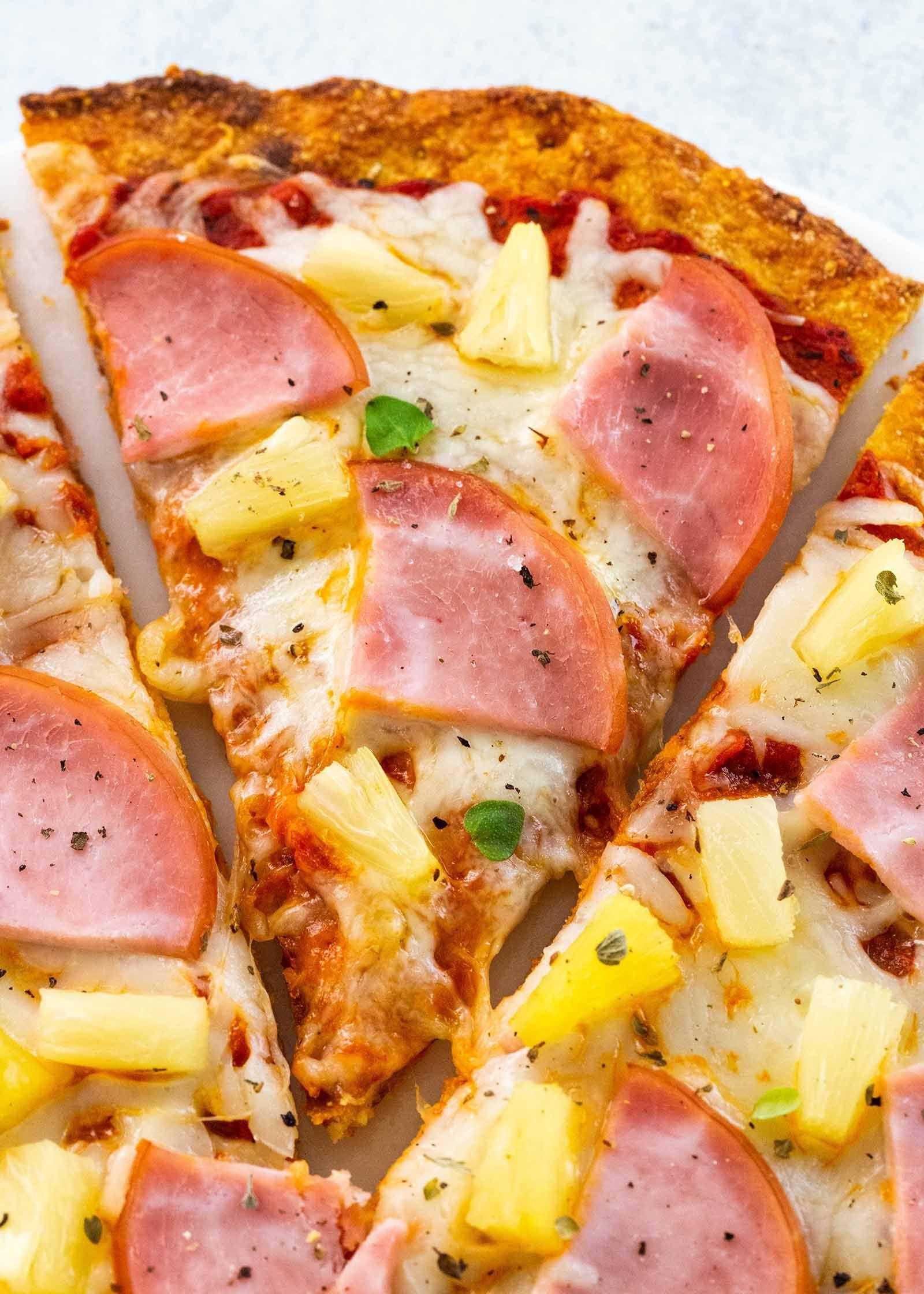 Pizza Hawaiian nhưng xuất xứ từ Canada. (Nguồn: Internet)