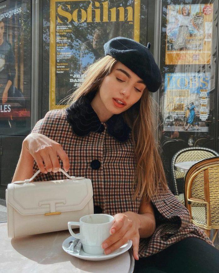 Kết hợp với chiếc mũ Beret bên cạnh chiếc áo khoác họa tiết Tartan cũng là chìa khóa cho phong cách Paris. (nguồn ảnh: Mara Lafontan)