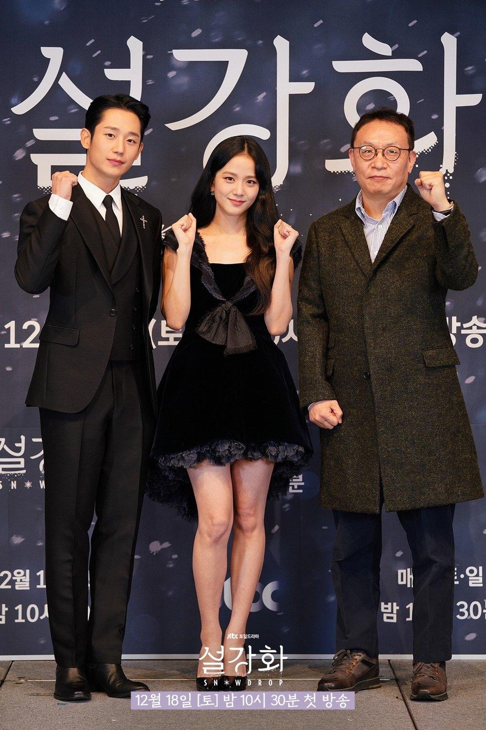 Buổi họp báo với sự góp mặt của Jisoo, Jung Hae In và đạo diễn Jo Hyun Tak (Ảnh: Internet)