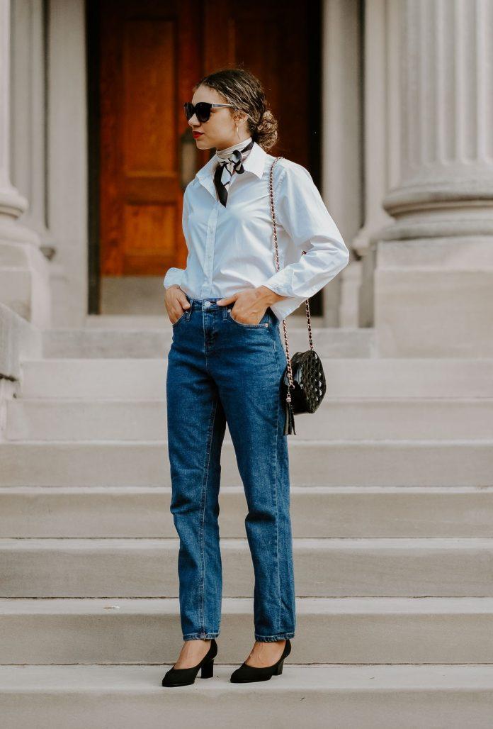 Sự kết hợp của quần jeans ống đứng và áo sơ mi trắng luôn là outfit quen thuộc của các quý cô Paris (Nguồn: Internet)