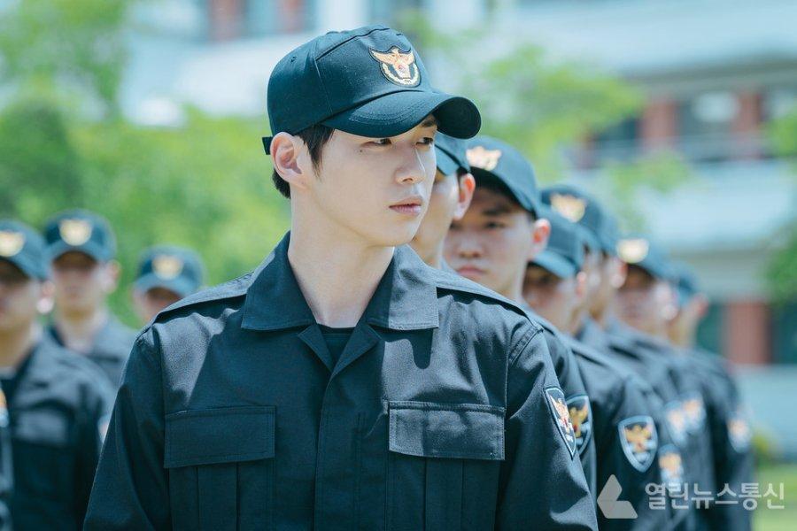 Review Rookie Cops (2022): Bộ Phim Ra Mắt Diễm Xuất Center Quốc Dân Kang  Daniel - Bloganchoi
