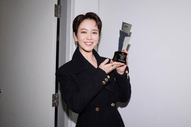 Song Ji Hyo nhận cúp nữ diễn viên được yêu thích nhất. (Ảnh: Internet).
