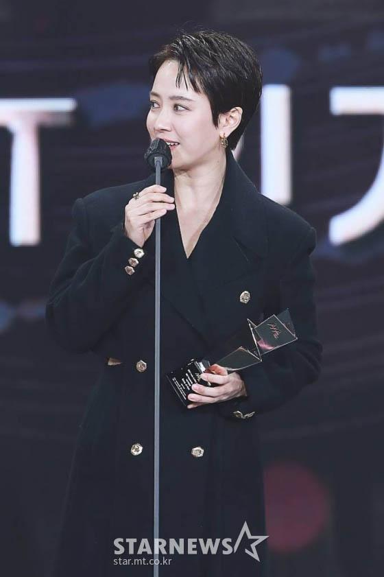 Song Ji Hyo nhận giải nữ diên viên được yêu thích nhất Châu Á. (Ảnh:Internet)