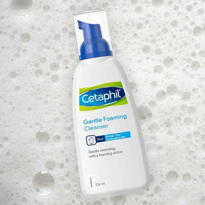 Sữa rửa mặt Cetaphil Gentle Foaming Cleanser kết cấu dạng bọt đặc dịu nhẹ trên da. (Nguồn Internet)