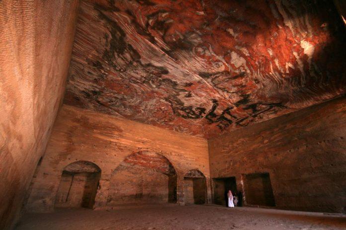 Không gian bên trong một lăng mộ tại Petra (Ảnh: Internet).
