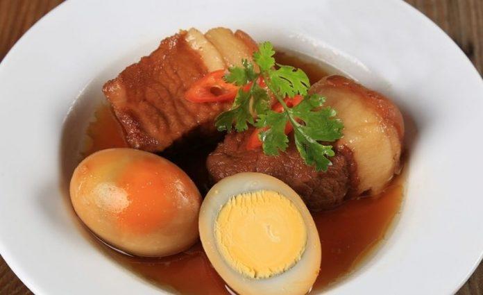 Thịt heo kho trứng và nước dừa (Nguồn: Internet)