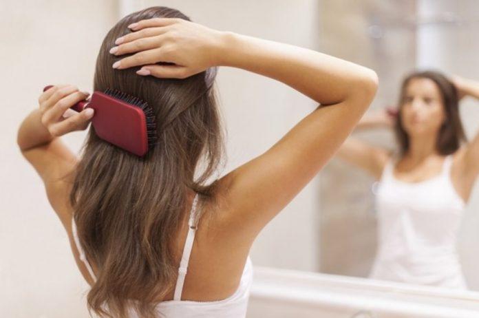 Chải tóc trước khi đi ngủ là một trong những thói quen tốt cần được duy trì. (Ảnh: Internet)