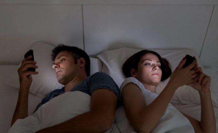 Sử dụng các thiết bị điện tử trước khi ngủ tiềm ẩn nhiều nguy cơ có hại cho sức khỏe. (Ảnh: Internet)