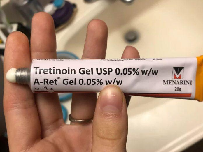 Nếu quan sát kĩ Tretinoin Gel USP Aret Menarini sẽ có kết cấu dạng gel-cream có màu trắng thẩm thấu nhanh vào da (nguôn: internet)