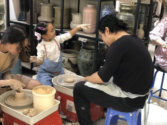 Workshop làm gốm rất thích hợp để rủ gia đình cùng trải nghiệm (nguồn: Gốm Chi)