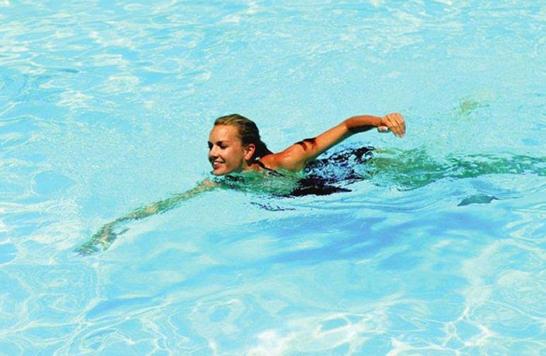 Bơi lội hỗ trợ các cơ quan hoạt động tốt hơn (Ảnh: Internet).