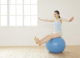 Tác dụng của bóng yoga – 3 bài tập đơn giản cho người mới bắt đầu