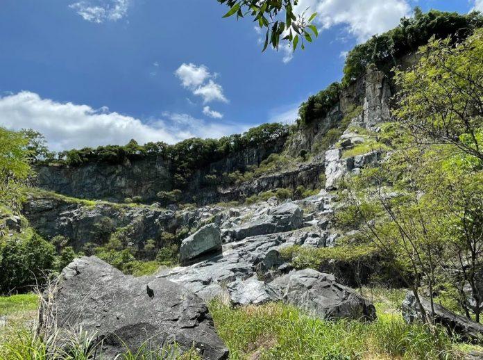 Núi đá bao quanh hồ. (Ảnh: Internet)