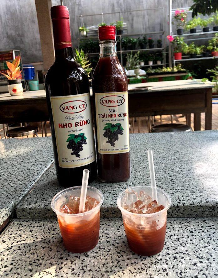 Sản phẩm làm từ nho rừng cho du khách dùng thử. (Ảnh: Internet)