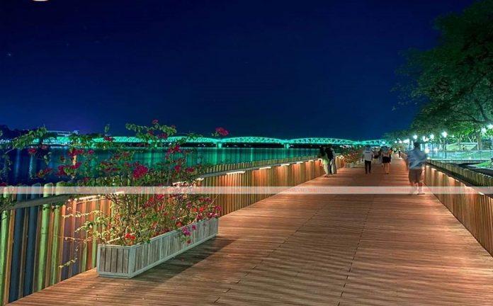 Cầu Gỗ Lim về đêm (Ảnh: Internet)