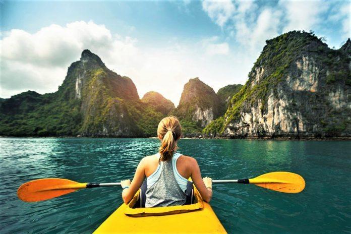 Chèo thuyền kayak ở Vịnh Hạ Long (Ảnh: Internet)