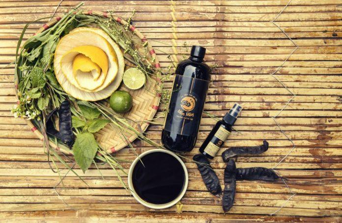 Dầu gội thảo dược là dầu gội có thành phần chính từ thiên nhiên, với công dụng tốt trong việc chăm sóc da đầu (Ảnh: Internet).
