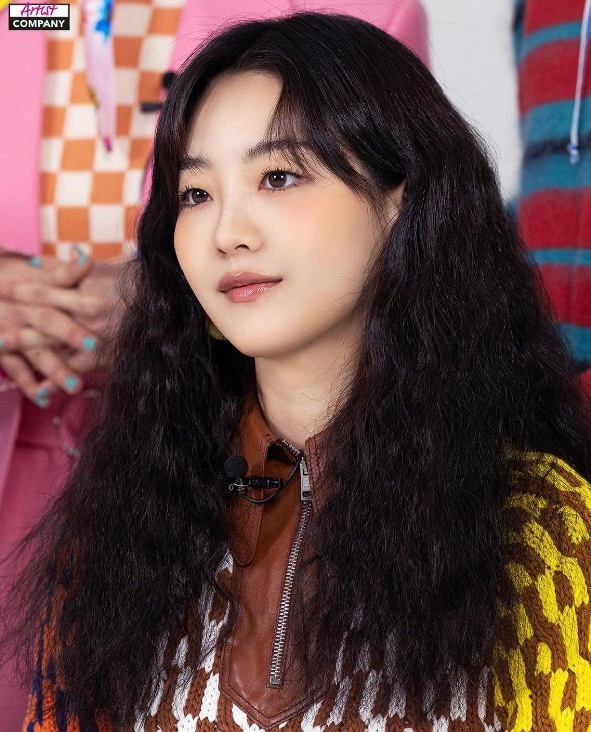 Tạo hình tóc xoăn xù mì khiến Yi Hyun trở nên cực kỳ đáng yêu (Nguồn: Internet)