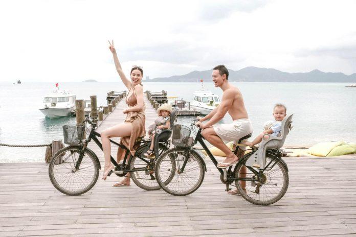 Gia đình đáng yêu đang đạp xe dạo tại khu nghỉ dưỡng (Nguồn: fanpage Hồ Ngọc Hà)