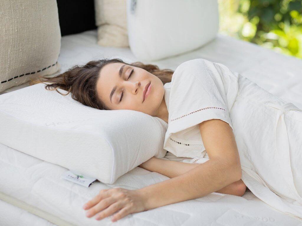 Gối đầu cao khi ngủ sẽ hạn chế tình trạng tích nước tại mắt. (Nguồn: Intetnet)