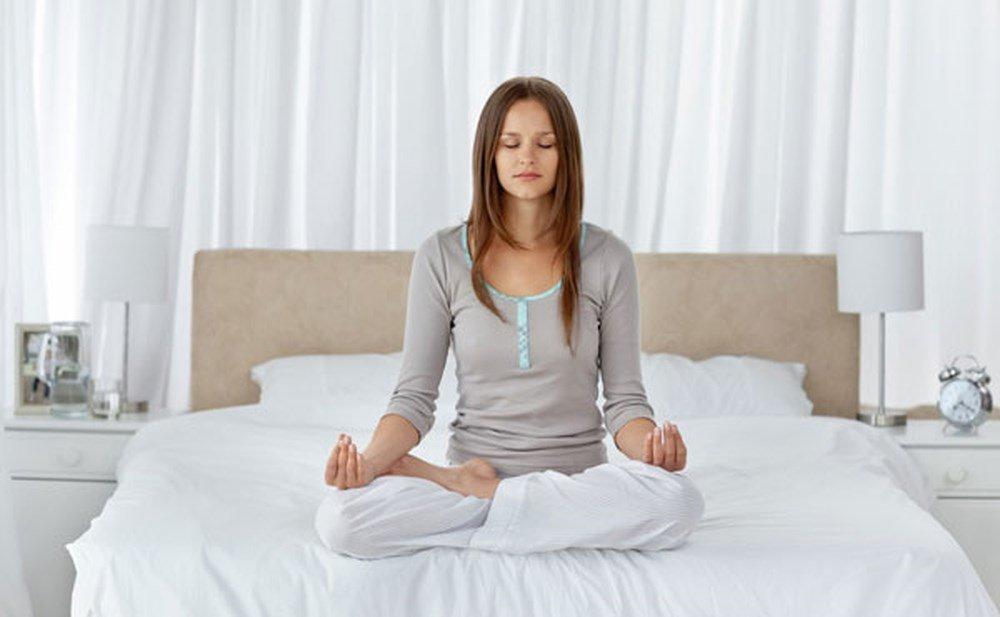 Tập yoga hoặc thiền trước khi ngủ sẽ giúp bạn ngủ ngon giấc hơn. (Nguồn: Internet)