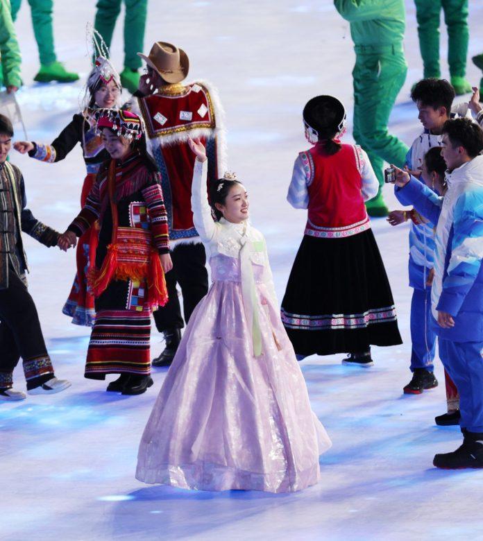 Trong đêm khai mạc Olympics đã nổ ra tranh cãi khi thiết kế giống hanbok của Hàn Quốc được Trung Quốc giới thiệu là trang phục của dân tộc thiểu số nước họ (Nguồn: Internet)