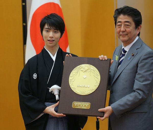 Hanyu Yuzuru được Thủ tướng Nhật Bản trao tặng giải thưởng Quốc dân Danh dự (Nguồn: Internet)